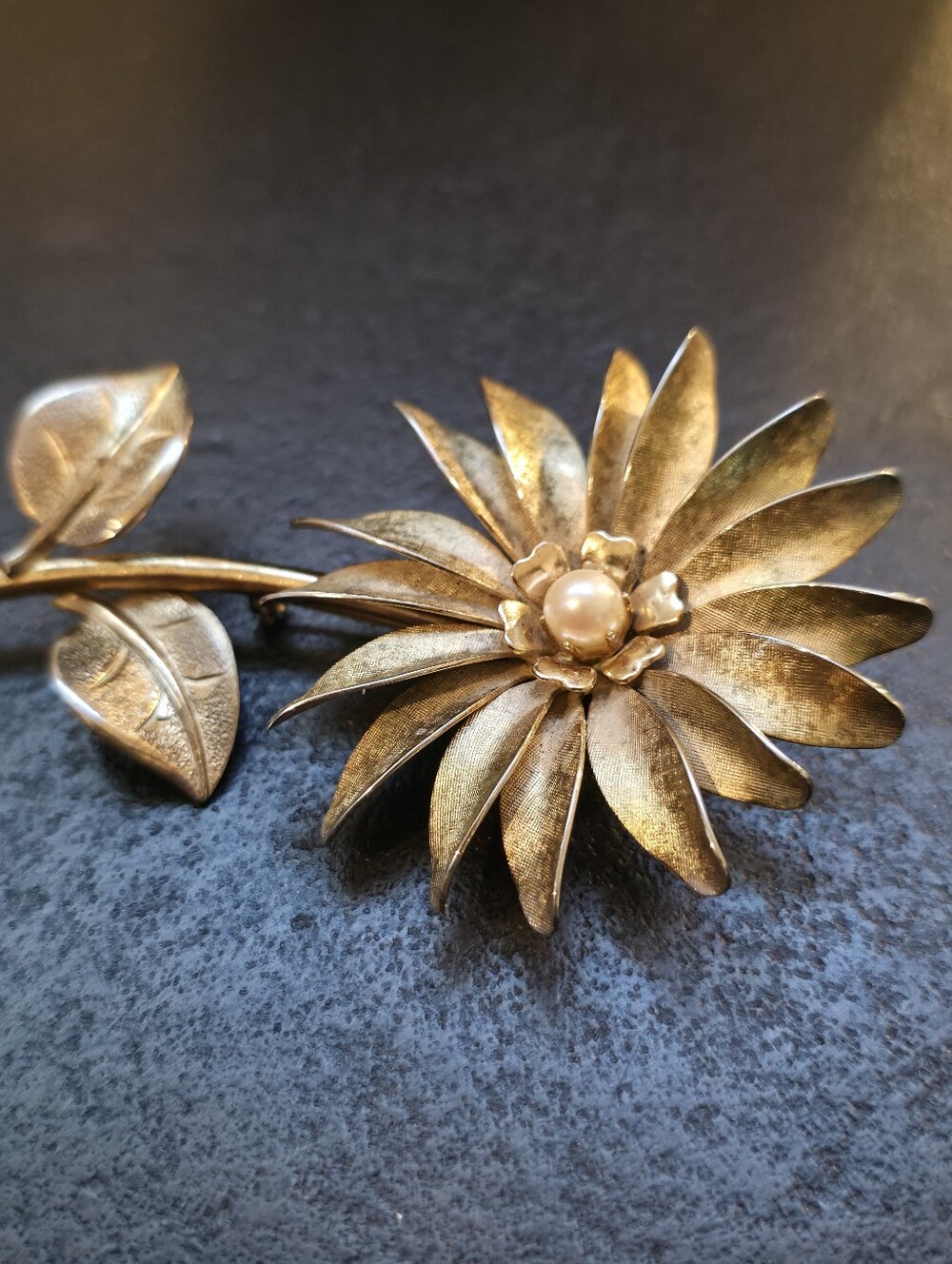 Vintage Mid-Century Gold Tone Floral Brooch | Faux Pearl Center | Circa 1960s - Picture 8 of 9